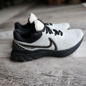 Nike React Running Shoes Women 7.5 Black White Athletic Trainer Sneakers